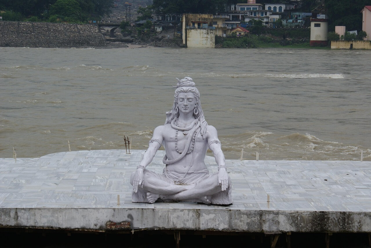 Escultura de Shiva como el primer practicante de yoga en el hinduismo