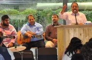 Practicantes del culto gitano de la Iglesia evangélica de Filadelfia
